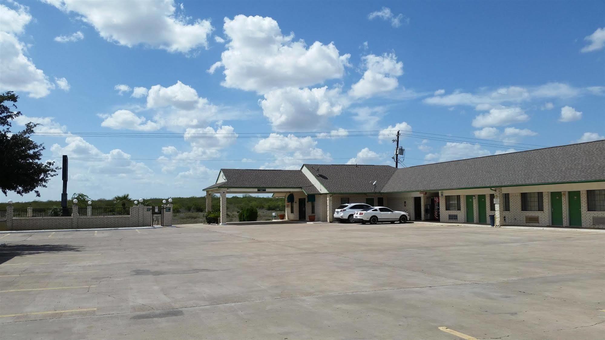 Garden Inn & Suites Hebbronville Exterior foto
